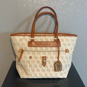 Dooney & Bourke Full zip top shoulder bag/tote